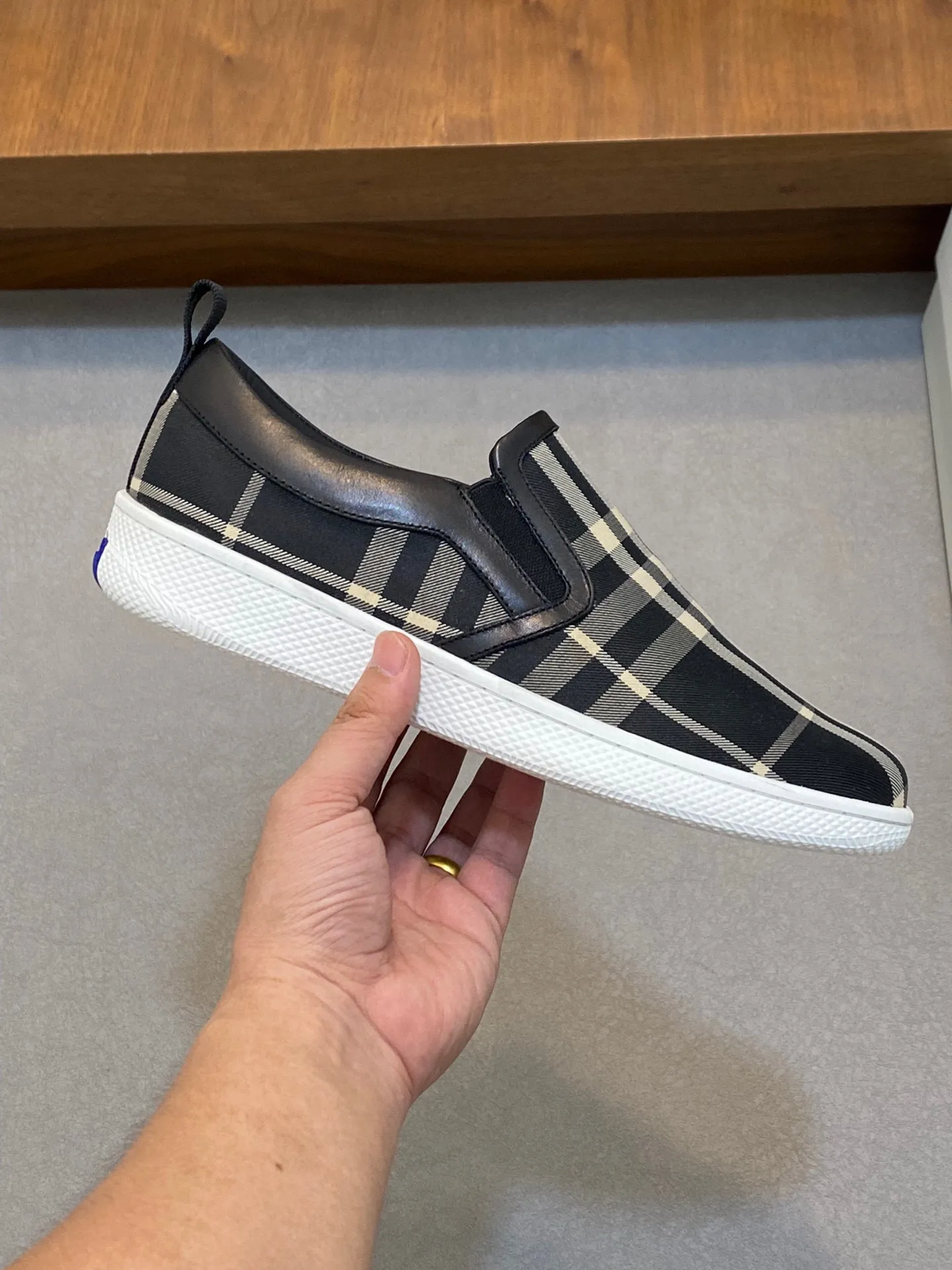 P380 [BURBERRY] Burberry - Upper: imported 🔝 brand totem cloth, - Inner lining: cowhide lining, feet; water-dyed cowhide - Outsole: ultra-light TPR rubber; two-color molded outsole - Super high quality control·Fine workmanship: highlighted (high-end, extravagance, grade) -Size: 38-44 (Male 45, can be customized)·